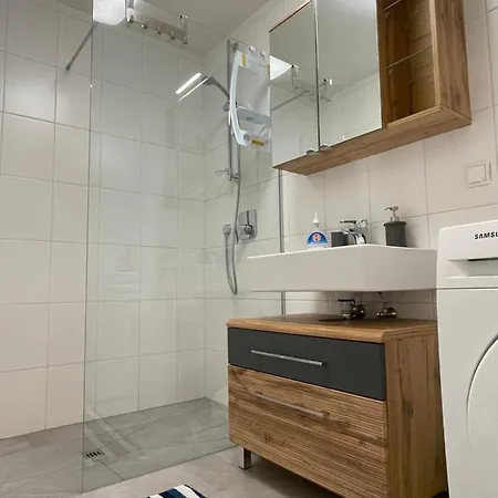 - * Ίνσμπρουκ